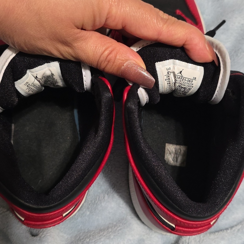 Air Jordan 2020 1 Mid GS 'Chicago Black Toe Size 4Y - Picture 10 of 12